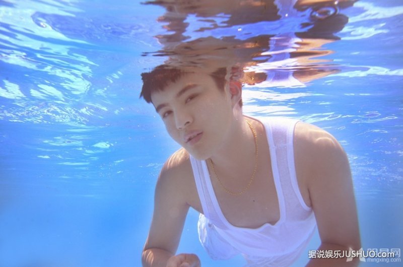郑斯仁游泳池湿身写真 阳光帅气展轻熟男魅力