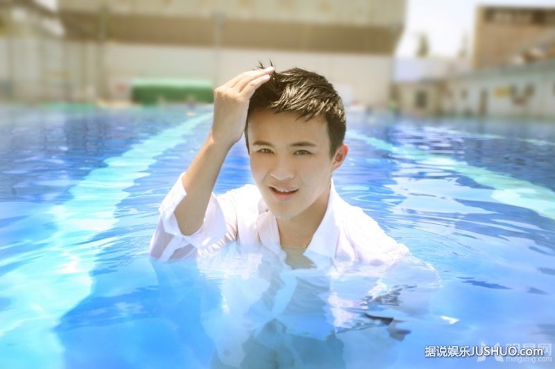 郑斯仁游泳池湿身写真 阳光帅气展轻熟男魅力