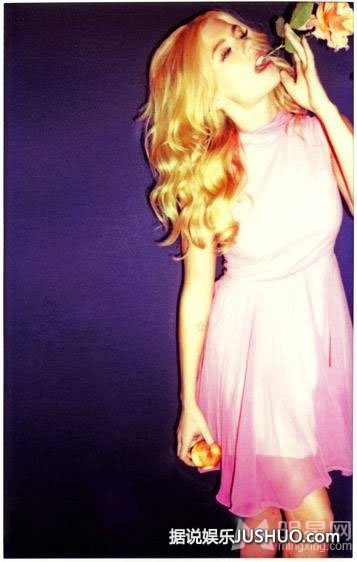 迪奥拉·拜尔德真空上阵拍写真 大秀傲人身材