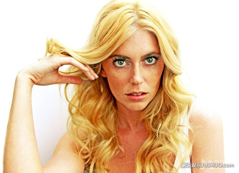 迪奥拉·拜尔德真空上阵拍写真 大秀傲人身材