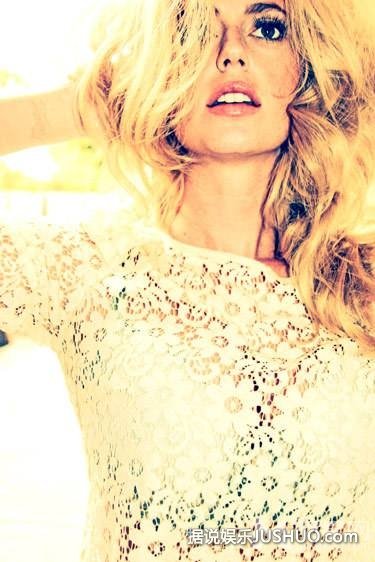 迪奥拉·拜尔德真空上阵拍写真 大秀傲人身材