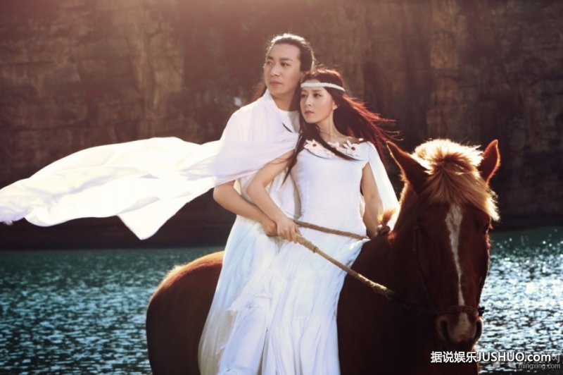 笔仙2辛芷蕾时尚大片 高开叉抹胸裙性感妩媚 笔仙2辛芷蕾时尚大片 高开叉抹胸裙性感妩媚