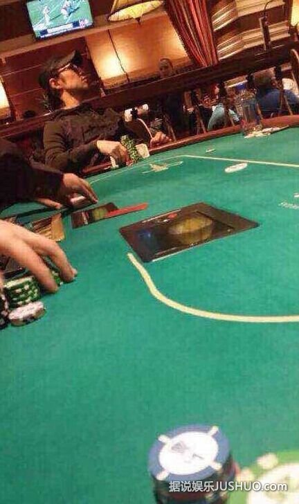 小两口赌城过春节！章子怡玩射击汪峰赌牌