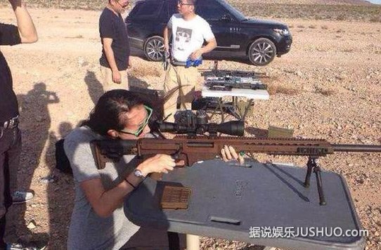 小两口赌城过春节！章子怡玩射击汪峰赌牌