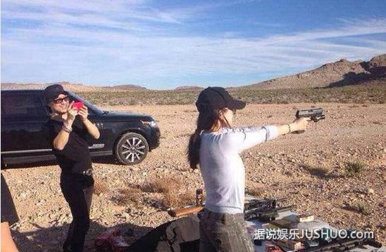 小两口赌城过春节！章子怡玩射击汪峰赌牌