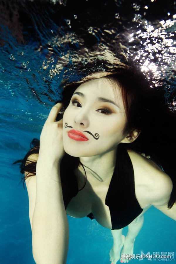 麻辣女兵郑宜涵水下写真 双峰隐现性感无限