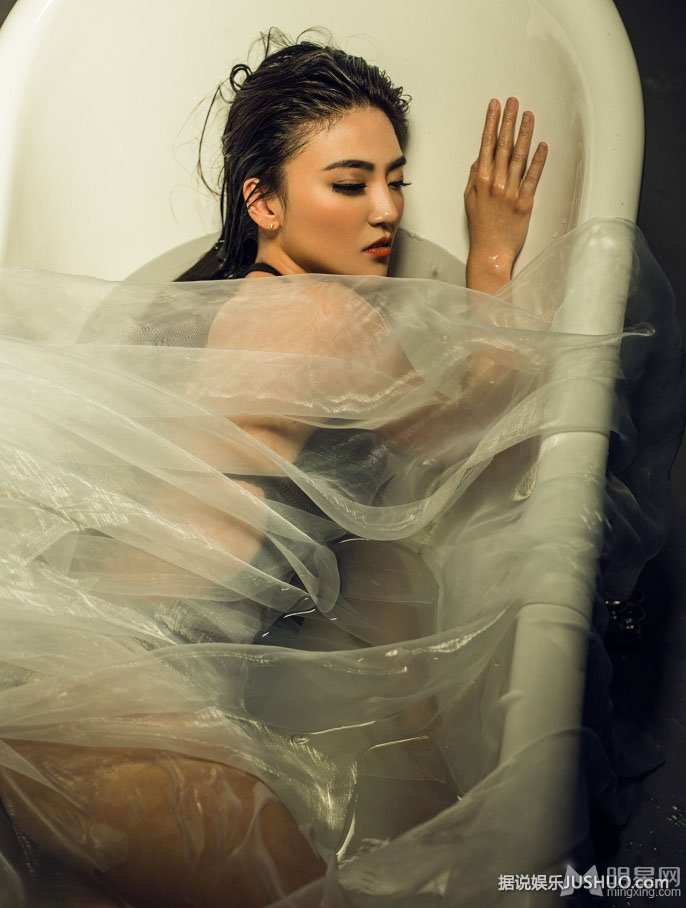 全能艺人岳亮性感写真 胸器妹湿身诱惑