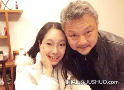 83版宝玉欧阳奋强52岁生日 漂亮女儿出镜