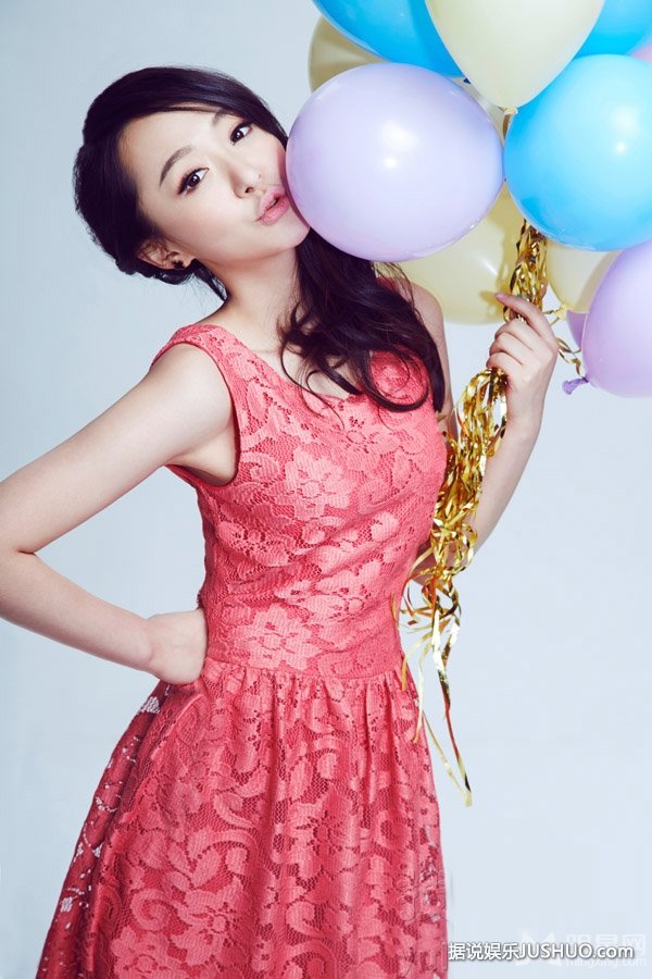 王紫潼蕾丝红裙写真青春俏皮活力十足 王紫潼蕾丝红裙写真青春俏皮活力十足