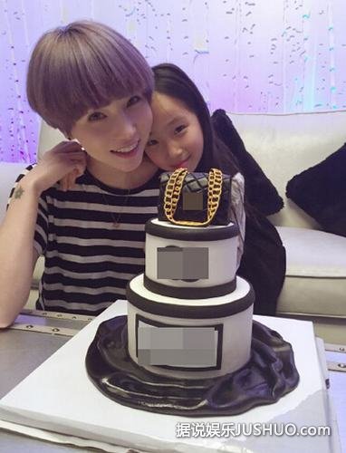 高晓松前妻徐粲金庆生晒照 漂亮女儿罕见露面