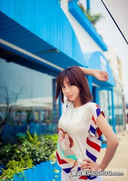 孙耀琦黑色西服霸气写真 大秀性感美腿