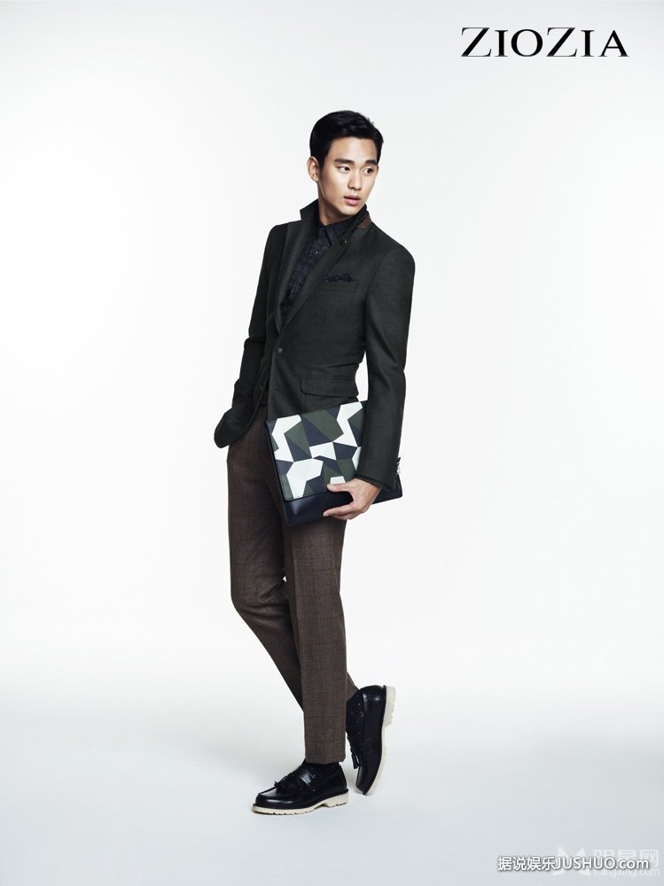 韩星金秀贤秋装写真 演绎极简休闲风秀长腿 韩星金秀贤秋装写真 演绎极简休闲风秀长腿