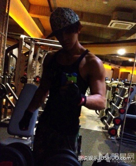 汪东城性感半裸照曝光 肌肉结实汗流浃背