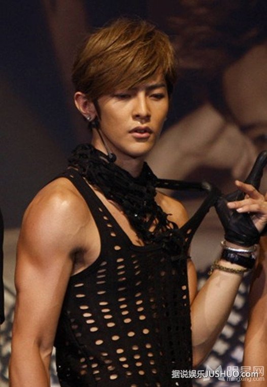 汪东城性感半裸照曝光 肌肉结实汗流浃背