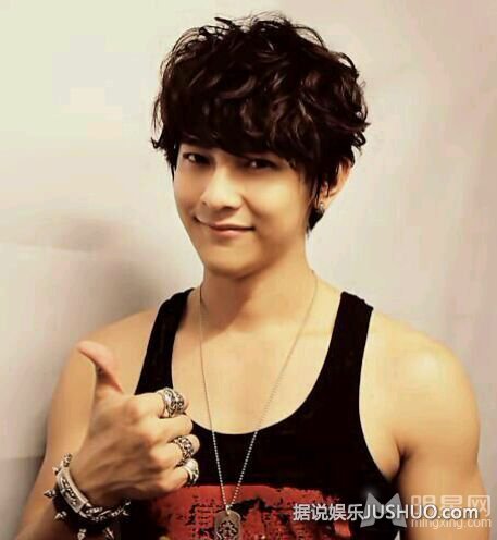 汪东城性感半裸照曝光 肌肉结实汗流浃背