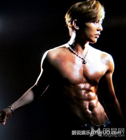 汪东城性感半裸照曝光 肌肉结实汗流浃背