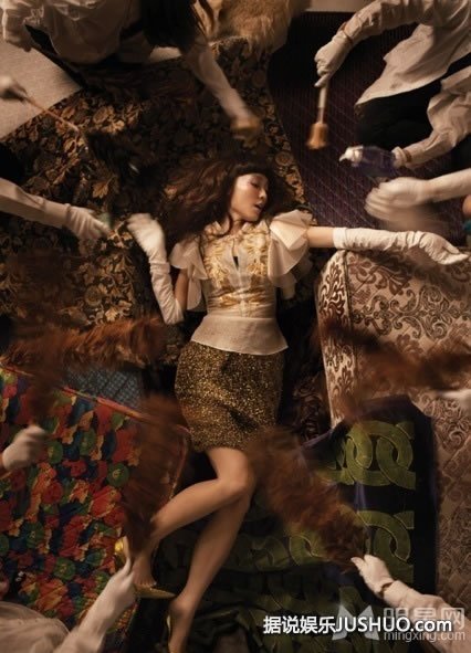 By2化身舞娘杂志大片 性感装扮露浑圆酥胸