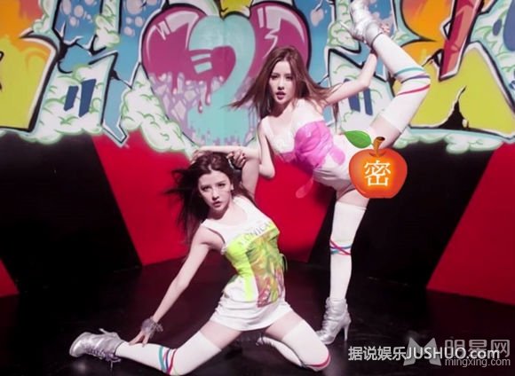 By2化身舞娘杂志大片 性感装扮露浑圆酥胸