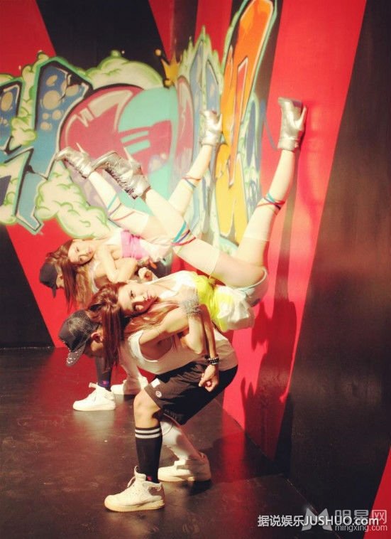 By2化身舞娘杂志大片 性感装扮露浑圆酥胸