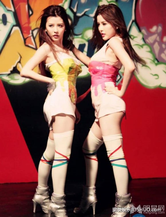 By2化身舞娘杂志大片 性感装扮露浑圆酥胸