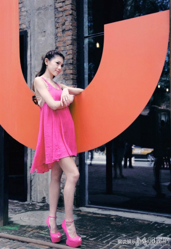 周秀娜桃红色短裙时尚街拍 性感俏萝莉