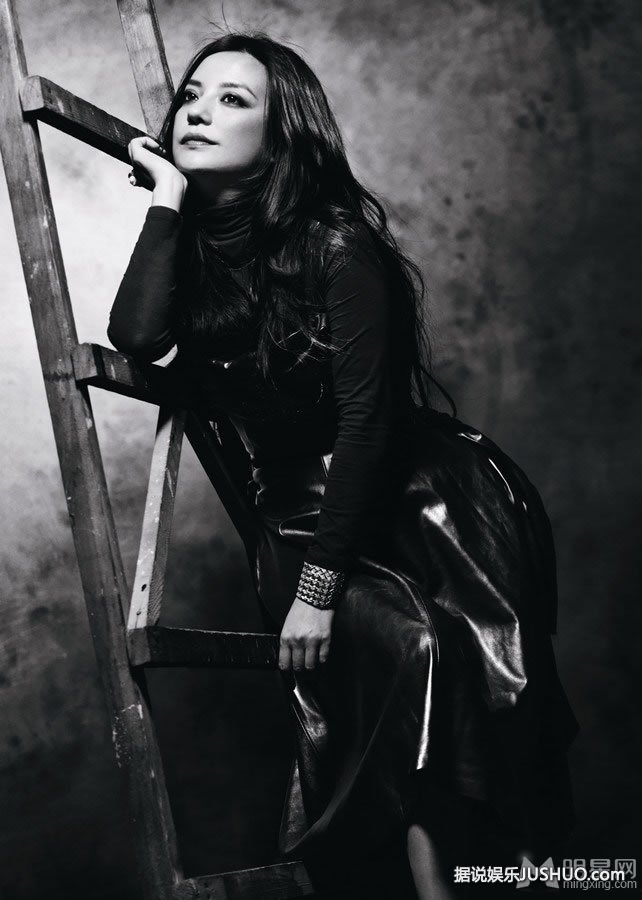 周秀娜桃红色短裙时尚街拍 性感俏萝莉