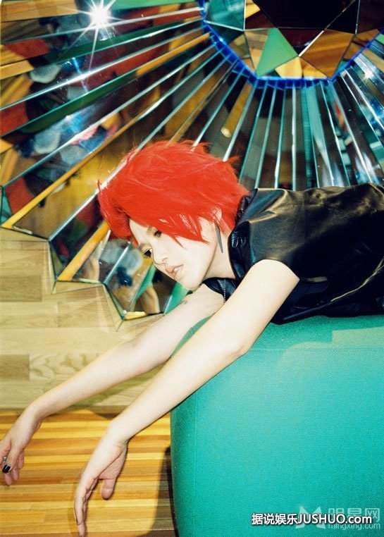 谭维维红色个性写真 化身摇滚女讲诉摇滚精神