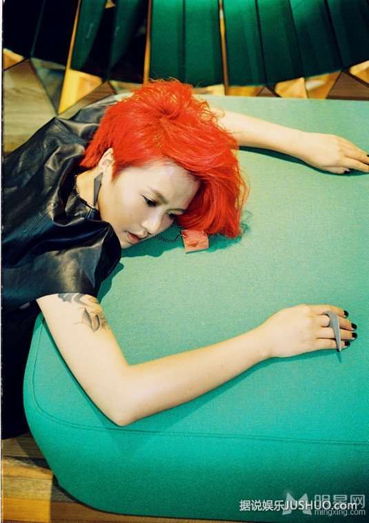 谭维维红色个性写真 化身摇滚女讲诉摇滚精神