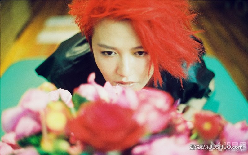 谭维维红色个性写真 化身摇滚女讲诉摇滚精神