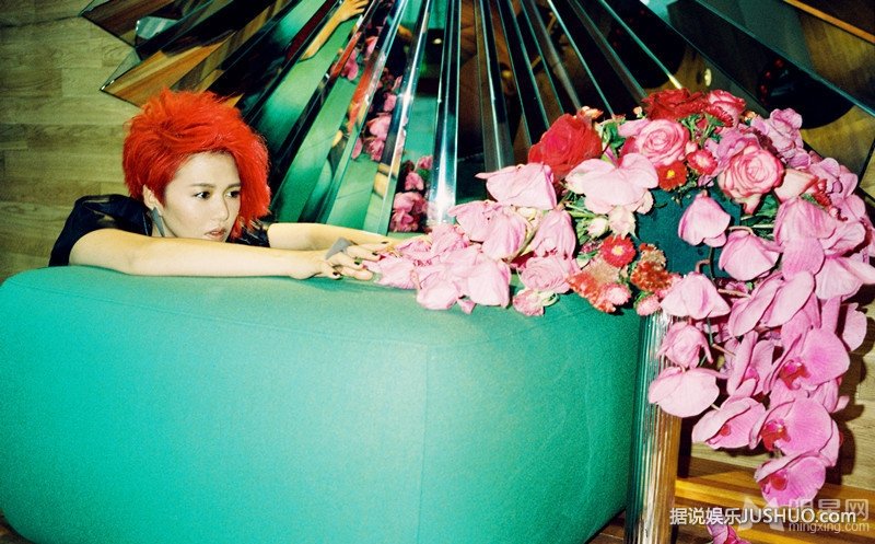 谭维维红色个性写真 化身摇滚女讲诉摇滚精神