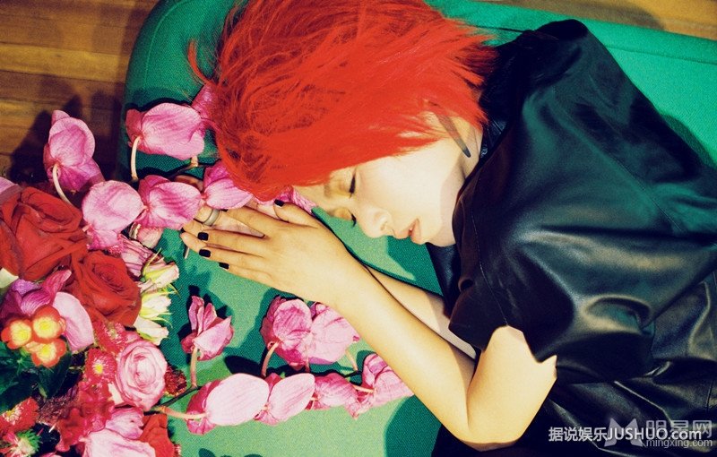 谭维维红色个性写真 化身摇滚女讲诉摇滚精神