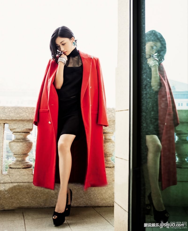 谭维维红色个性写真 化身摇滚女讲诉摇滚精神