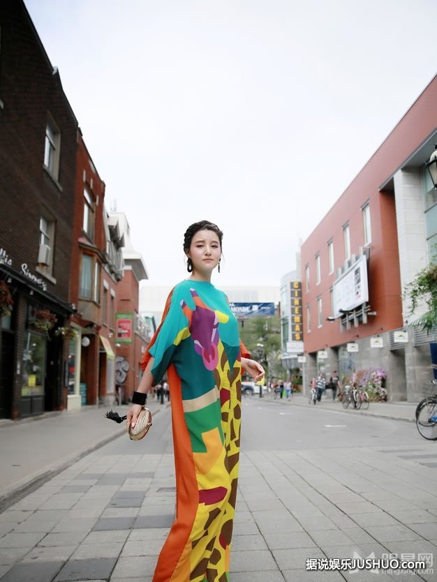 刘筱筱加拿大街拍写真 撞色长裙时尚优雅