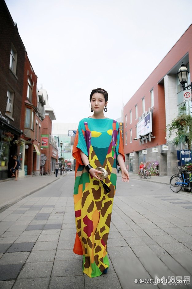 刘筱筱加拿大街拍写真 撞色长裙时尚优雅