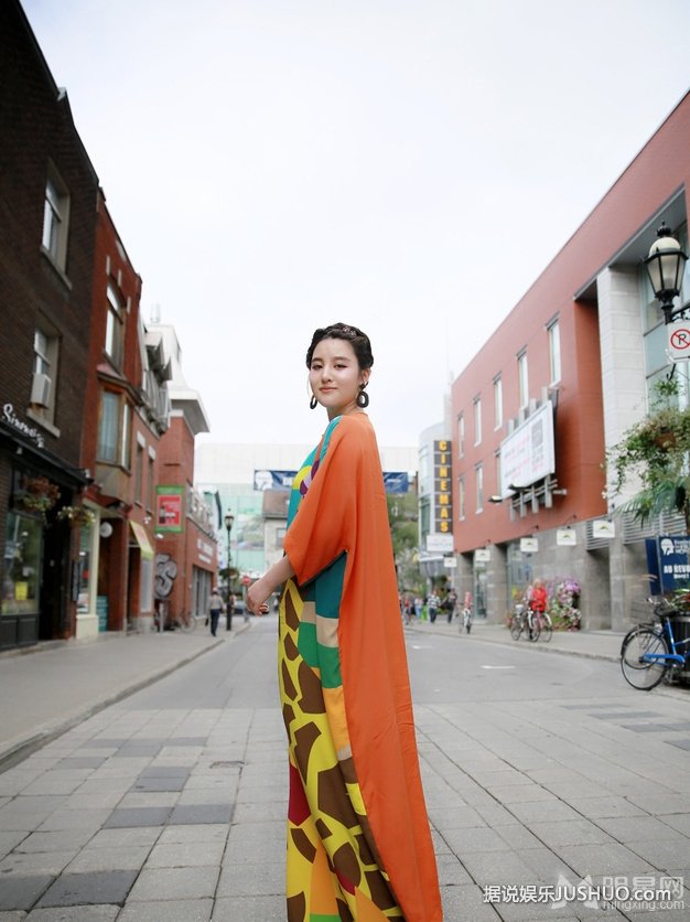 刘筱筱加拿大街拍写真 撞色长裙时尚优雅