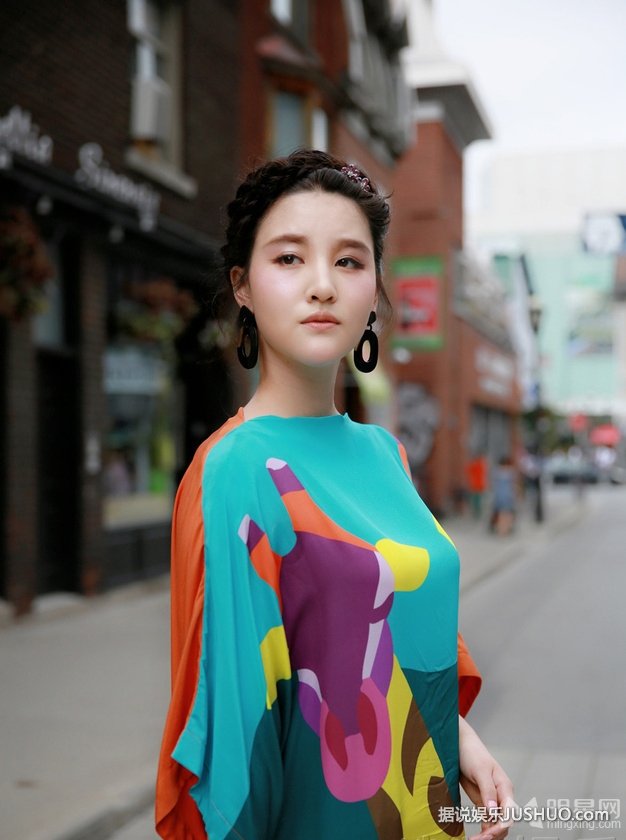 刘筱筱加拿大街拍写真 撞色长裙时尚优雅