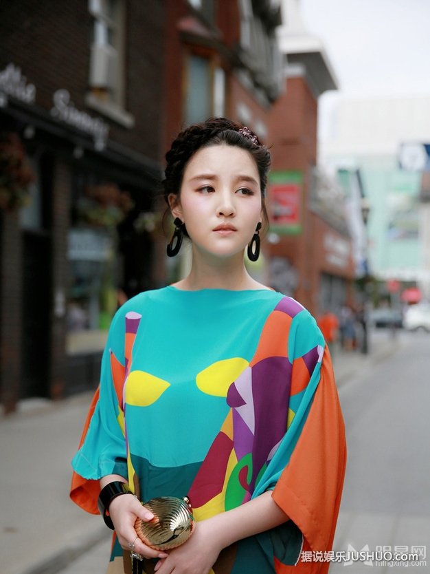 刘筱筱加拿大街拍写真 撞色长裙时尚优雅