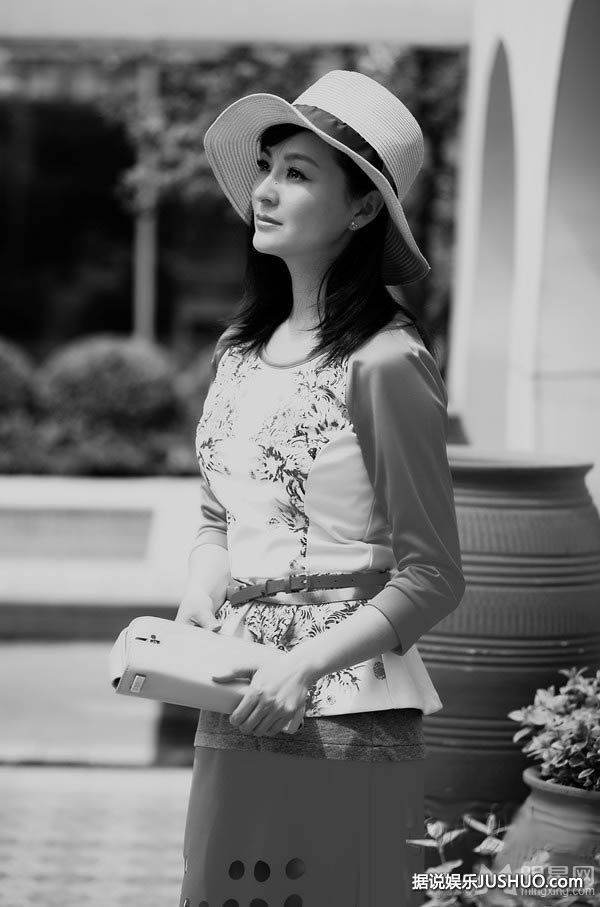 杨钰莹骑马帅气生活写真 笑容甜美享受大自然