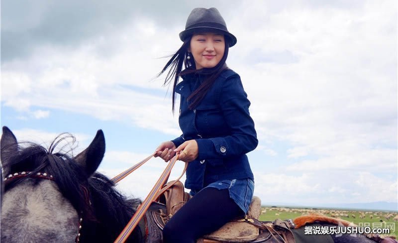 杨钰莹骑马帅气生活写真 笑容甜美享受大自然