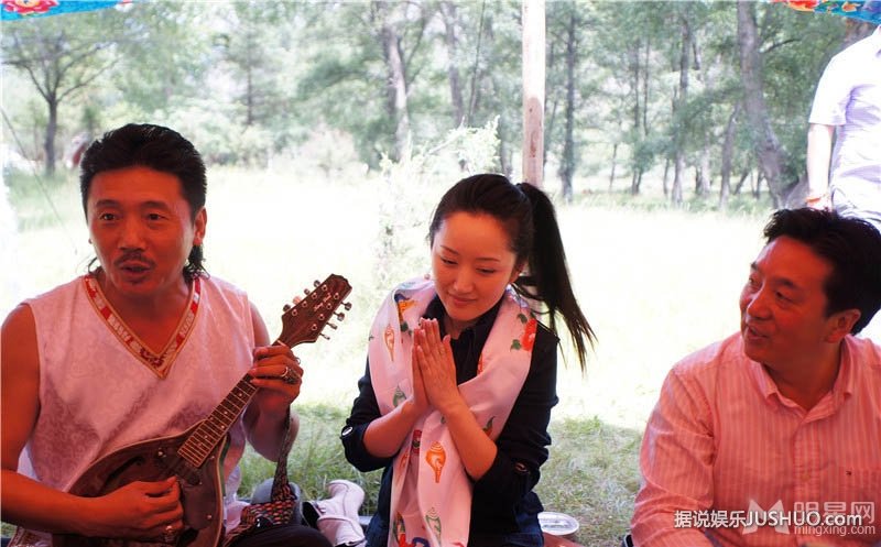 杨钰莹骑马帅气生活写真 笑容甜美享受大自然