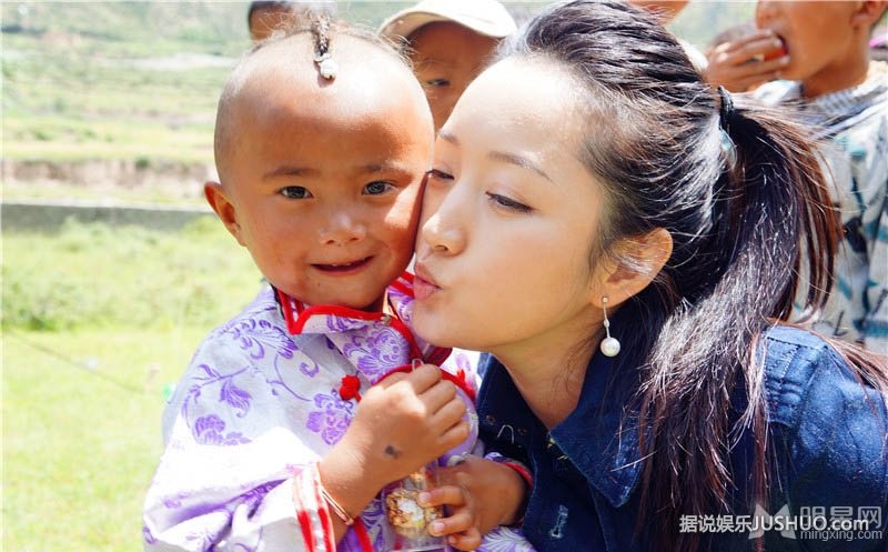 杨钰莹骑马帅气生活写真 笑容甜美享受大自然