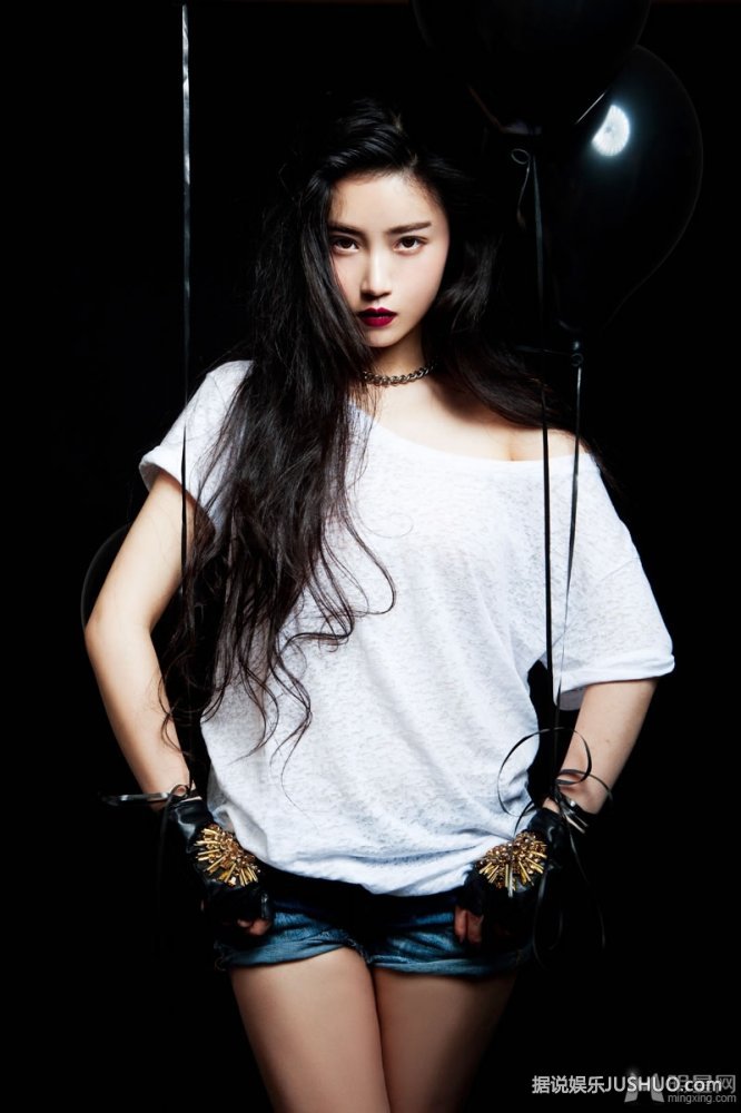 艾玛·沃特森登GQ封面 露香肩美背秀性感