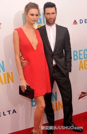 魔力红亚当-莱文与小10岁超模女友完婚