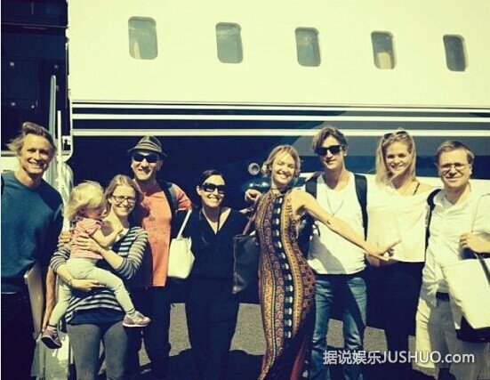 魔力红亚当-莱文与小10岁超模女友完婚