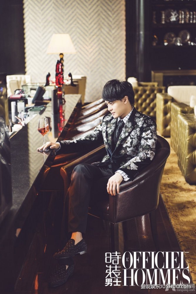 付辛博时装杂志大片 西装革履显轻熟男魅力