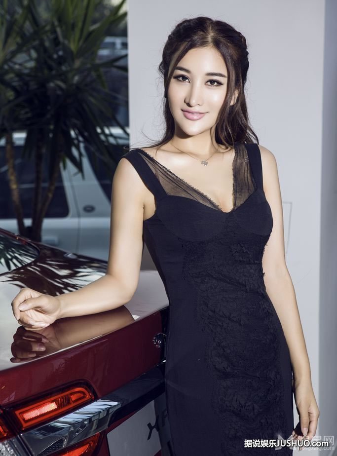 李钟硕半裸性感魅惑杂志大片 露香肩展男性魅力