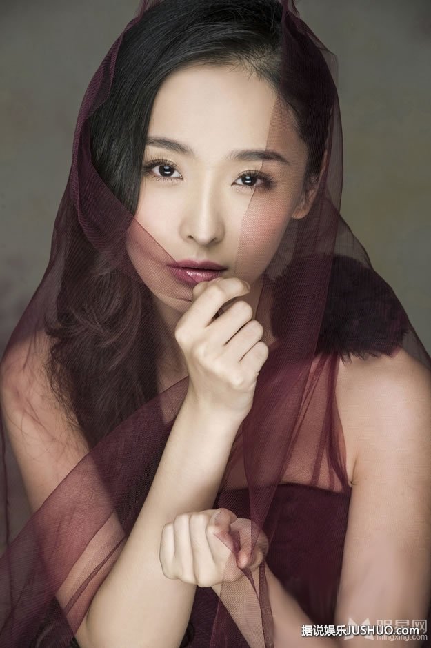 卡梅伦·罗素海滩比基尼写真 翘臀热辣曲线诱人