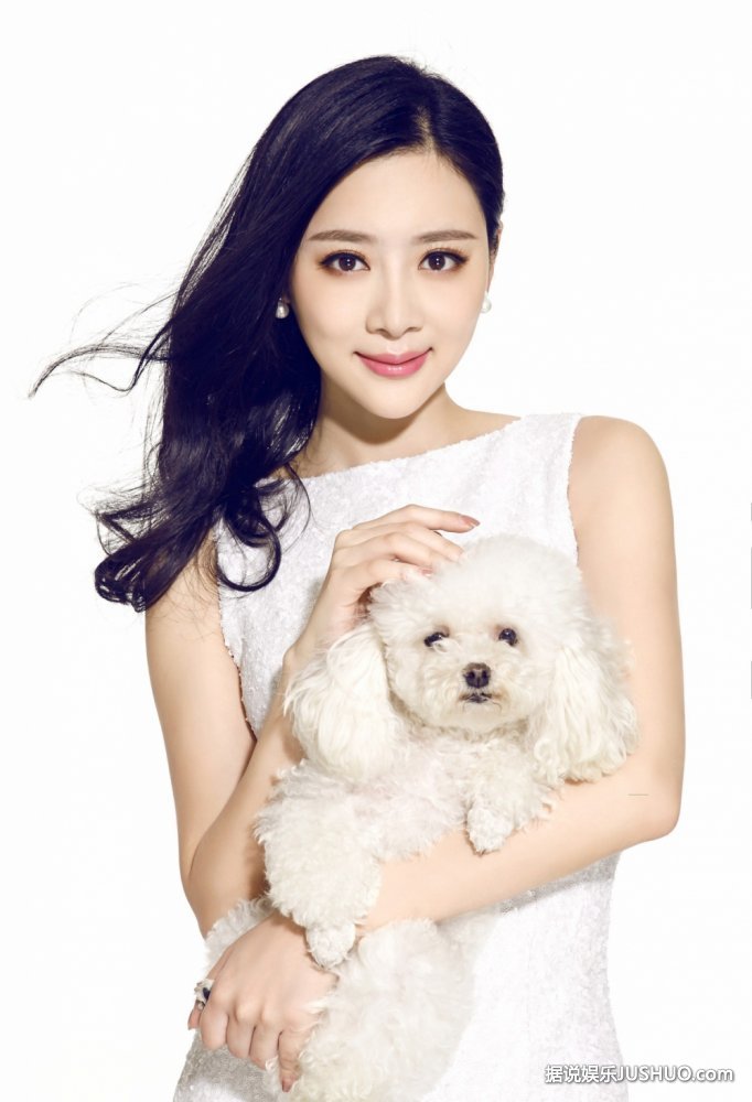 孙文婷时尚大片 手抱萌宠尽显优雅知性美