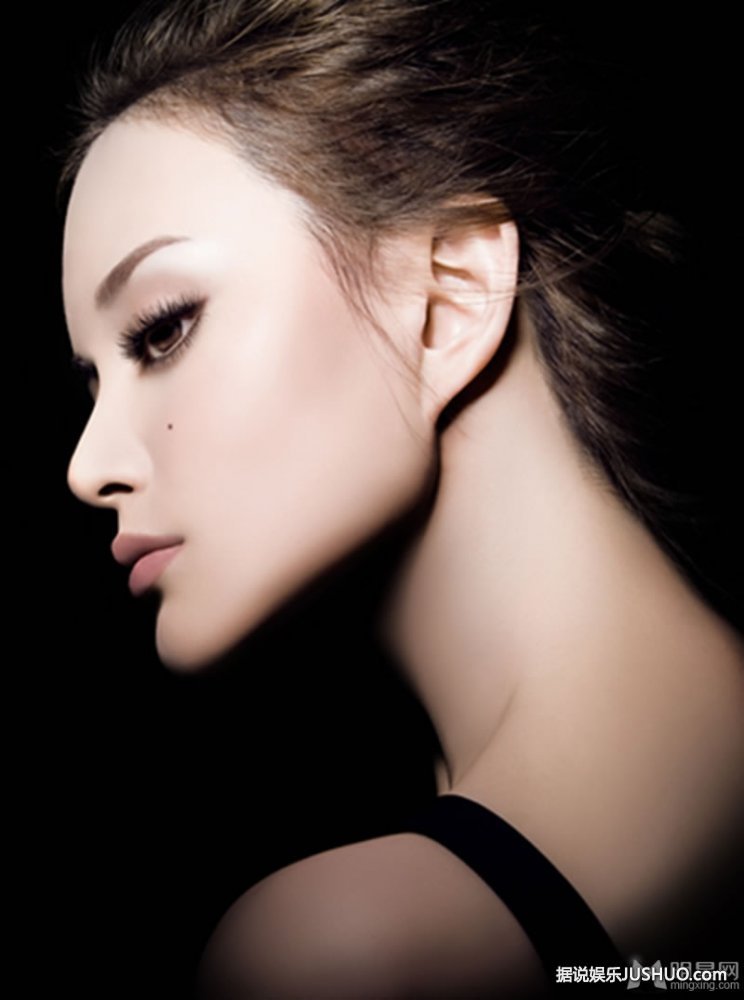 任珈时尚妆容冷艳写真大片 大秀性感完美曲线 任珈时尚妆容冷艳写真大片 大秀性感完美曲线