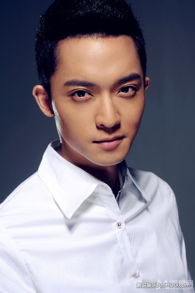 陈威翰阳光帅气写真 深邃眼神展熟男魅力